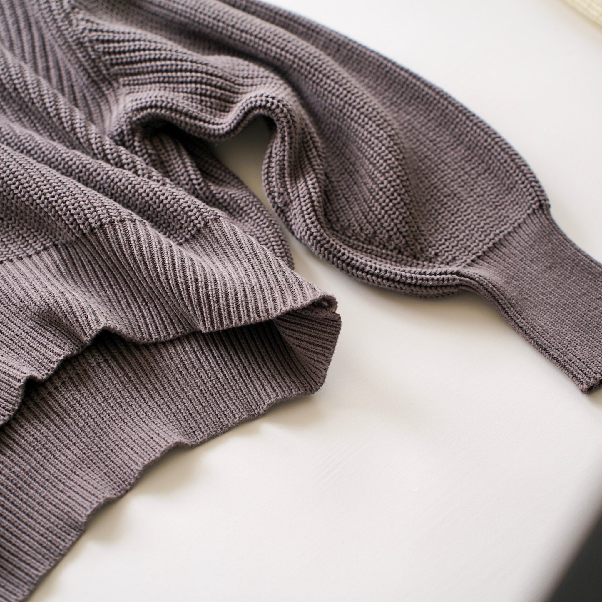 Heavy V-Neck Cropped Sweater In Cotton in Charcoal | OKAKIE