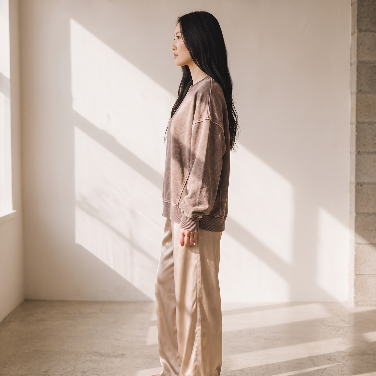 OKAKIE oversized vintage wash fleece pullover in brown with balloon sleeves and ribbed trim worn by a woman